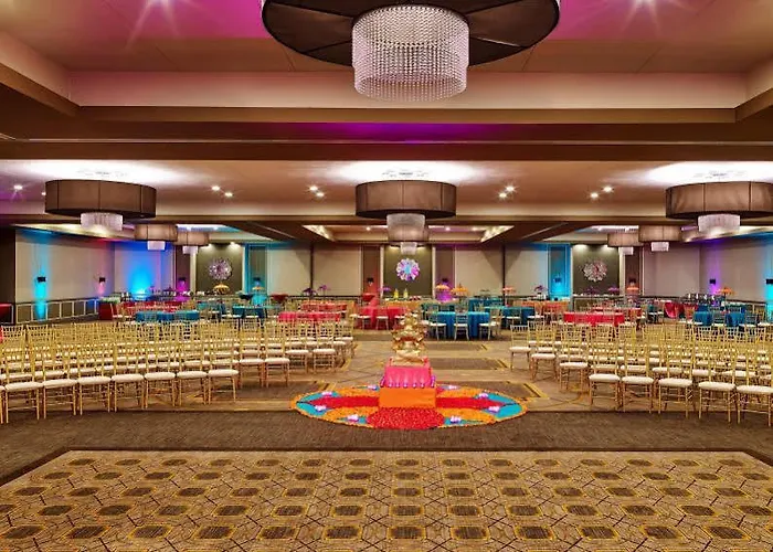 Sheraton Naperville Hotel 3*